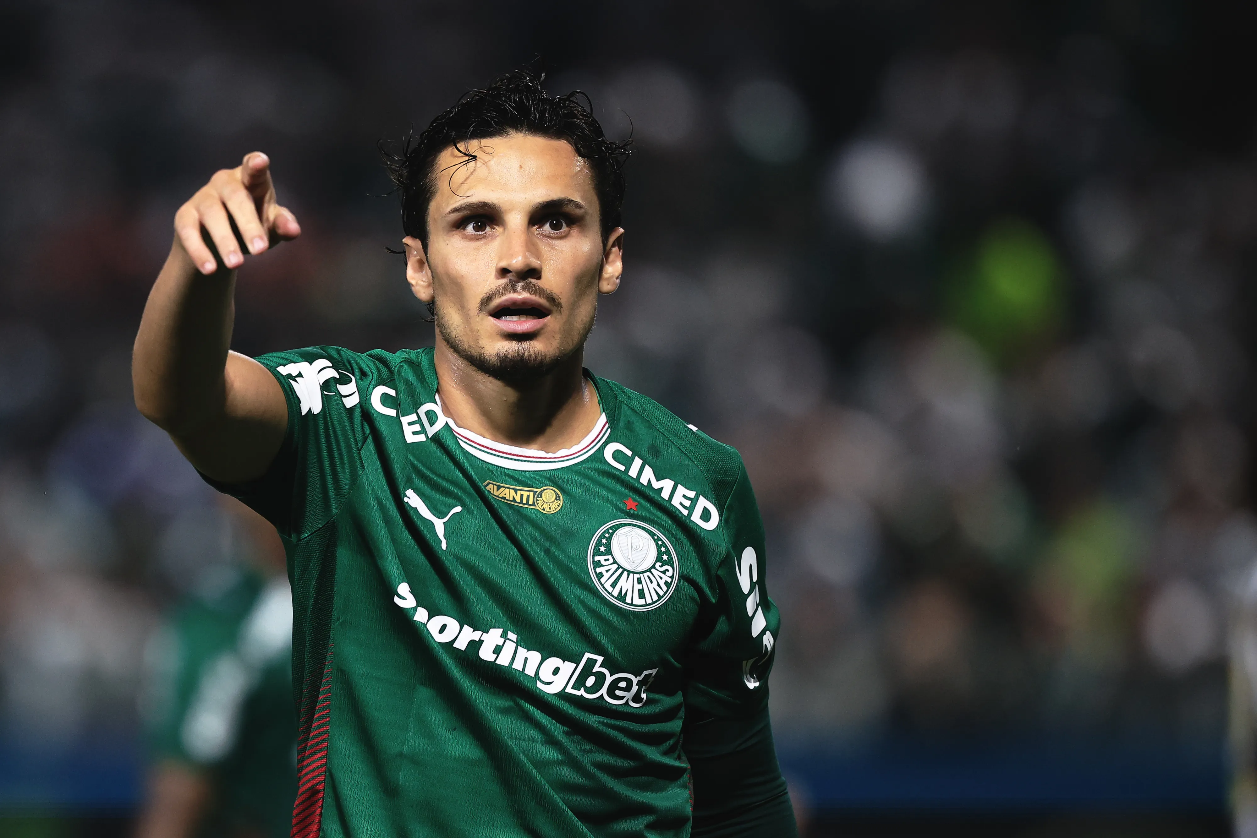 Raphael Veiga pode fazer última partida pelo Palmeiras esta noite em estreia no Brasileiro – Foto: Ettore Chiereguini/AGIF