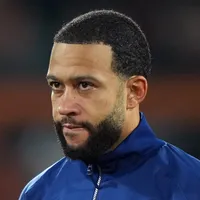 Corinthians age para renovar e impedir saída de Memphis