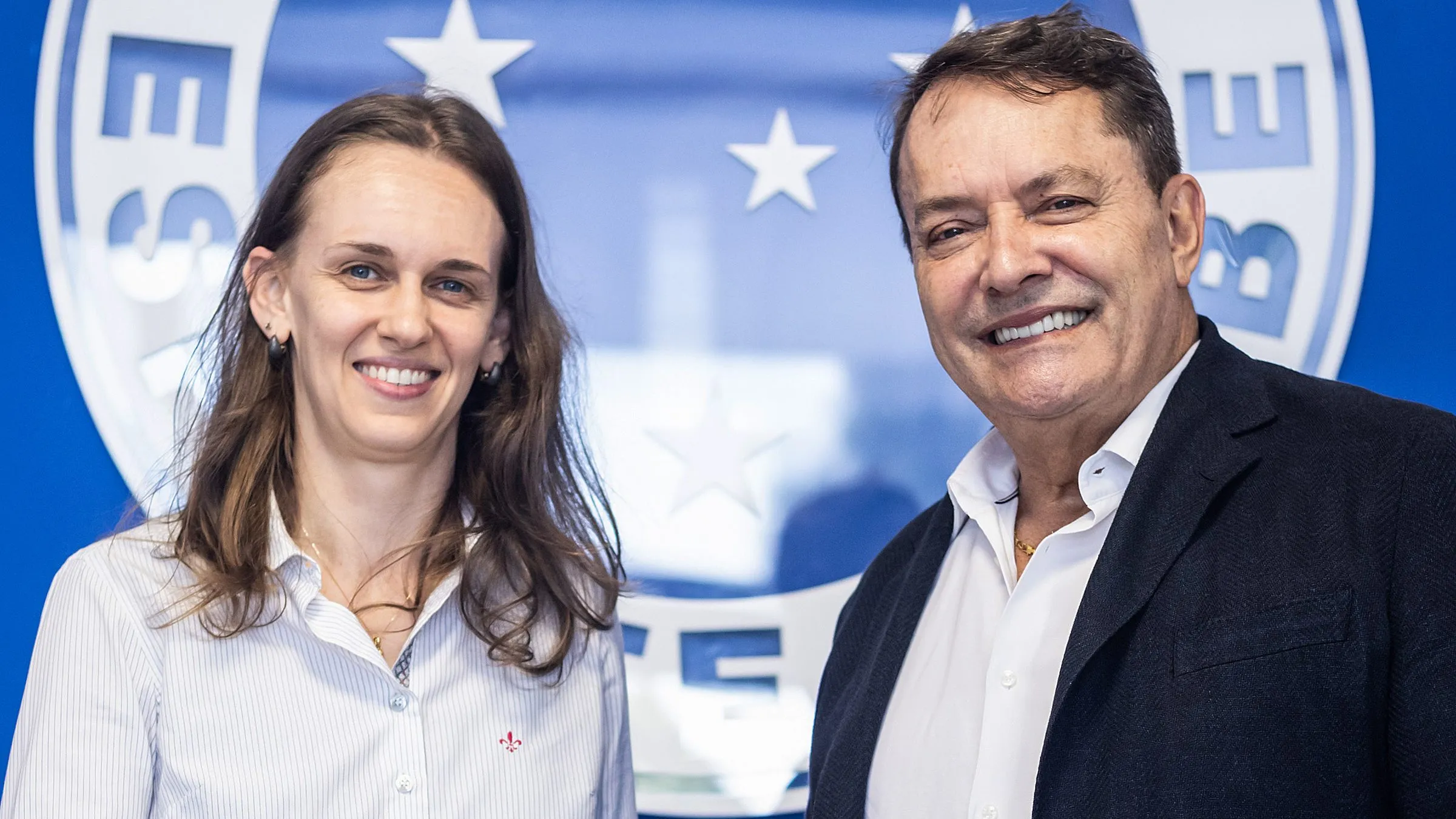 Luiza Parreiras em anúncio de contratação pelo Cruzeiro