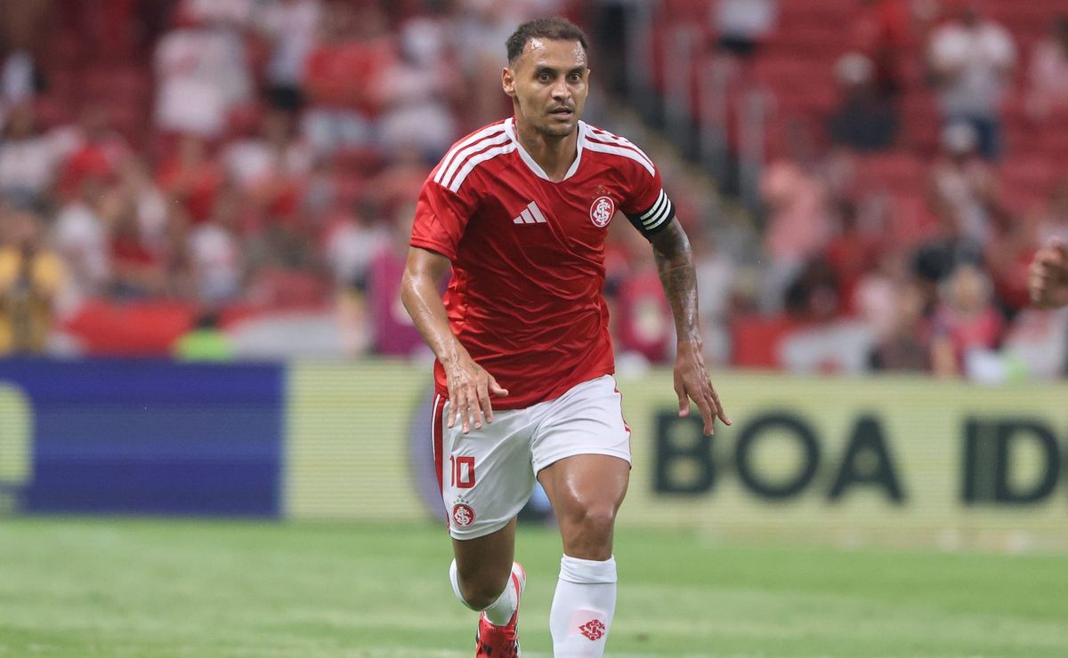 Inter cria muito, desperdiça chances e perde contra o Athletico-PR no Beira-Rio