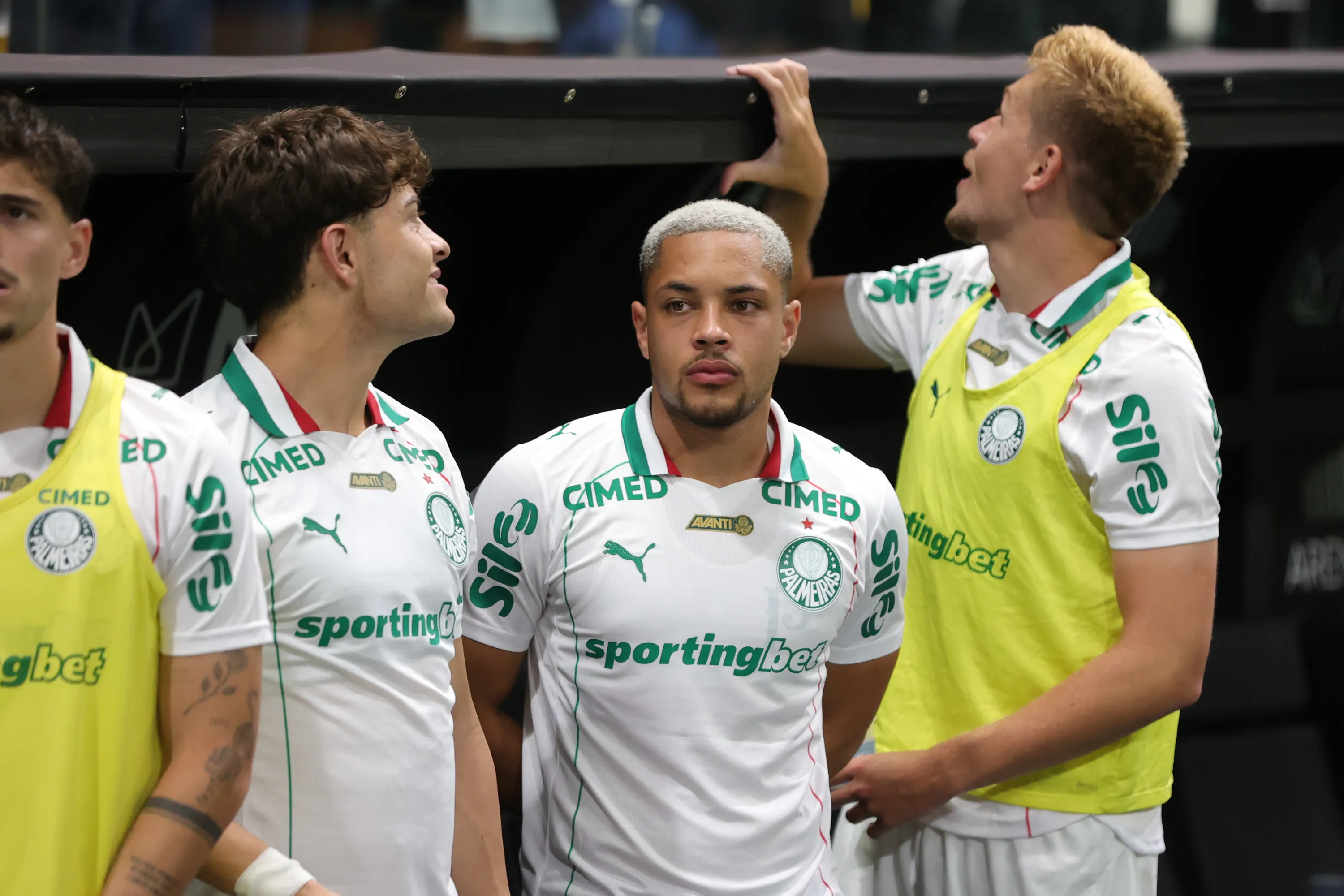 Vitor Roque no banco de reservas do Palmeiras. Foto: Gilson Lobo/AGIF