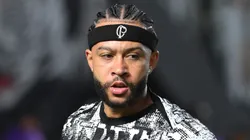 Memphis Depay jogador do Corinthians durante aquecimento antes da partida contra o Bahia no estadio Vila Belmiro pelo campeonato Brasileiro A 2026. Foto: Jota Erre/AGIF