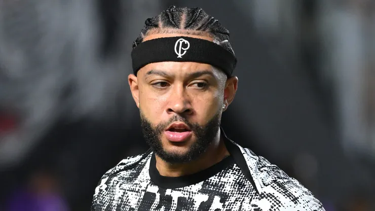 Memphis Depay jogador do Corinthians durante aquecimento antes da partida contra o Bahia no estadio Vila Belmiro pelo campeonato Brasileiro A 2026. Foto: Jota Erre/AGIF