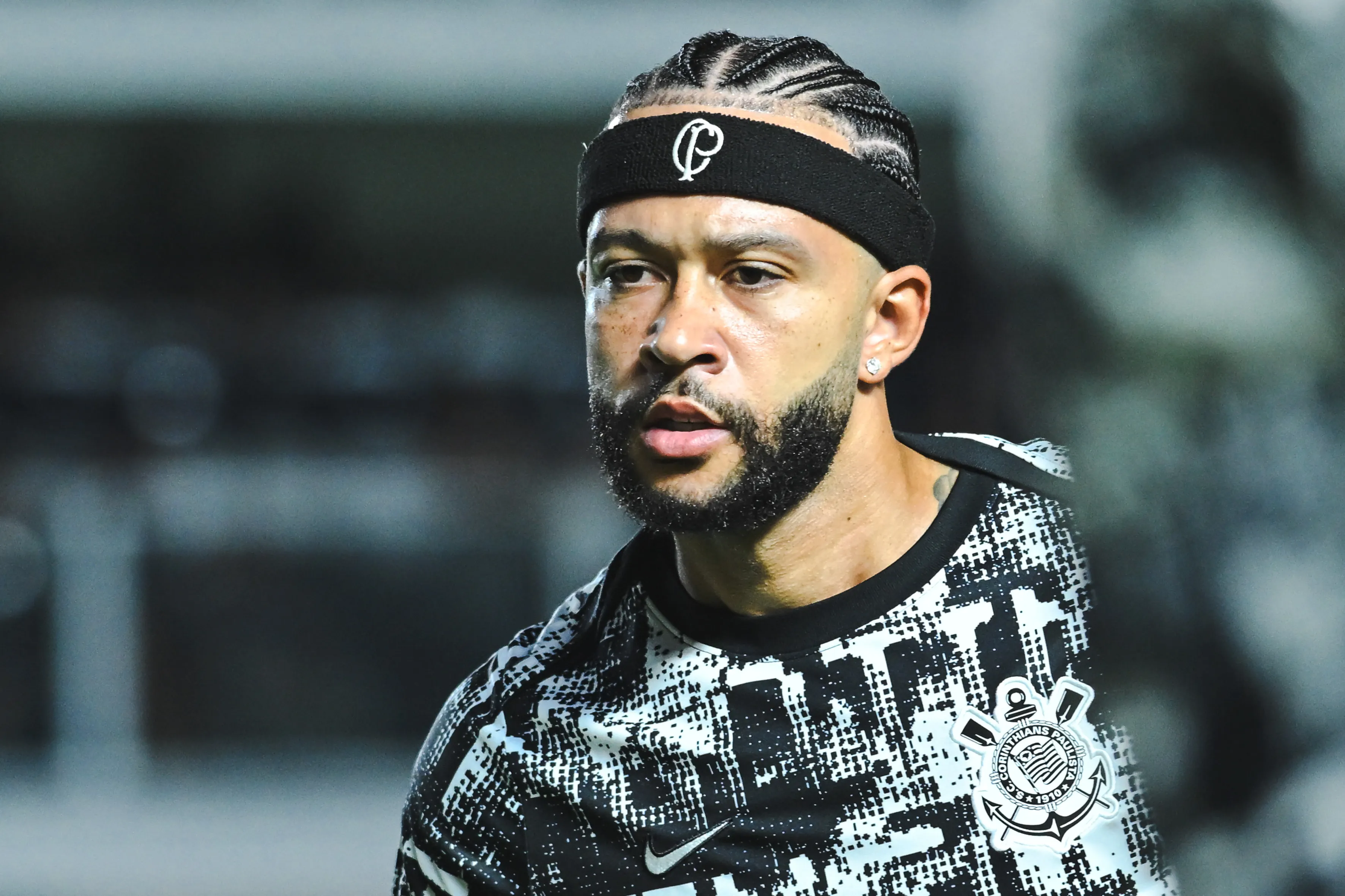 Memphis Depay jogador do Corinthians durante aquecimento antes da partida contra o Bahia no estadio Vila Belmiro pelo campeonato Brasileiro A 2026. Foto: Jota Erre/AGIF