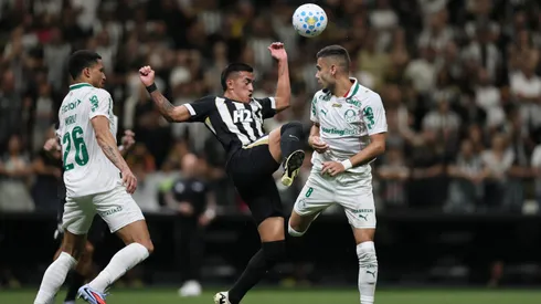 Cuello jogador do Atletico disputa lance com Andreas Pereira jogador do Palmeiras durante partida no estadio Arena MRV pelo campeonato Brasileiro A 2026. Foto: Gilson Lobo/AGIF