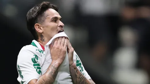 Khellven jogador do Palmeiras lamenta gol contra por ele feito durante partida contra o Atlético. Foto: Gilson Lobo/AGIF