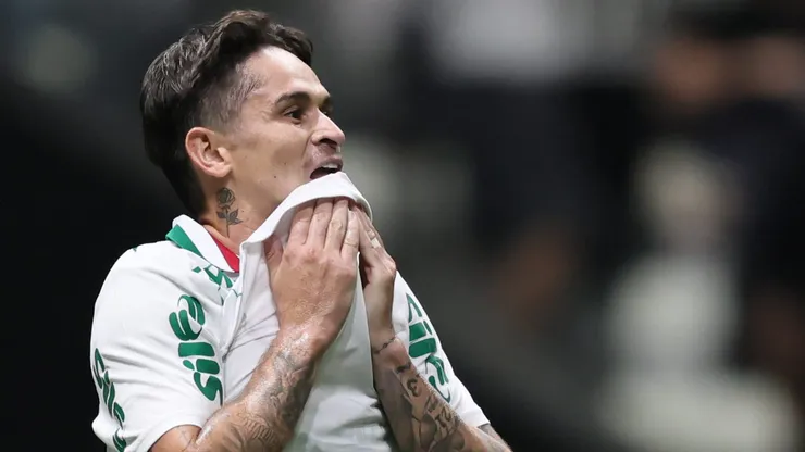 Khellven jogador do Palmeiras lamenta gol contra por ele feito durante partida contra o Atlético. Foto: Gilson Lobo/AGIF