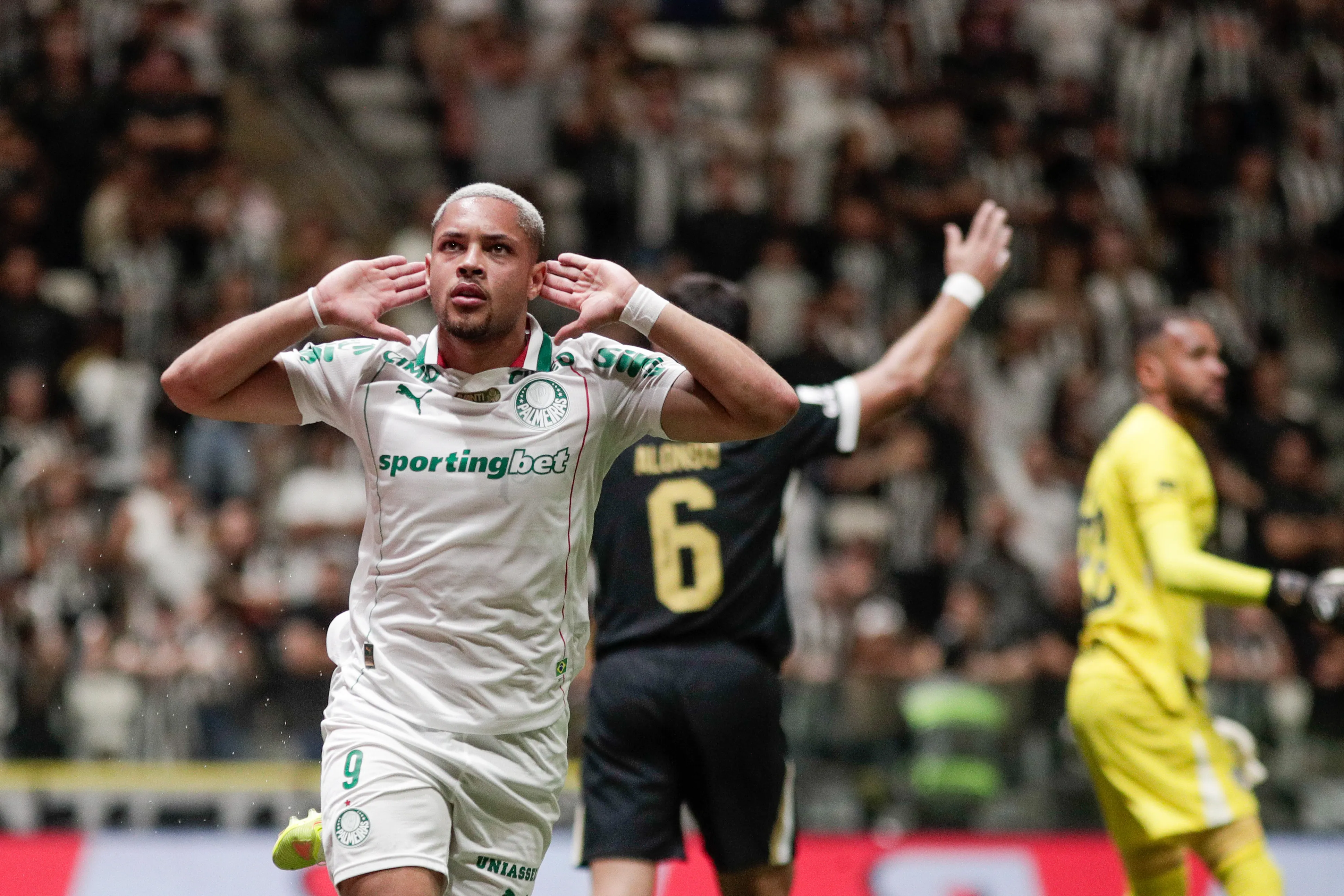Vitor Roque empatou a partida. Foto: Fernando Moreno/AGIF