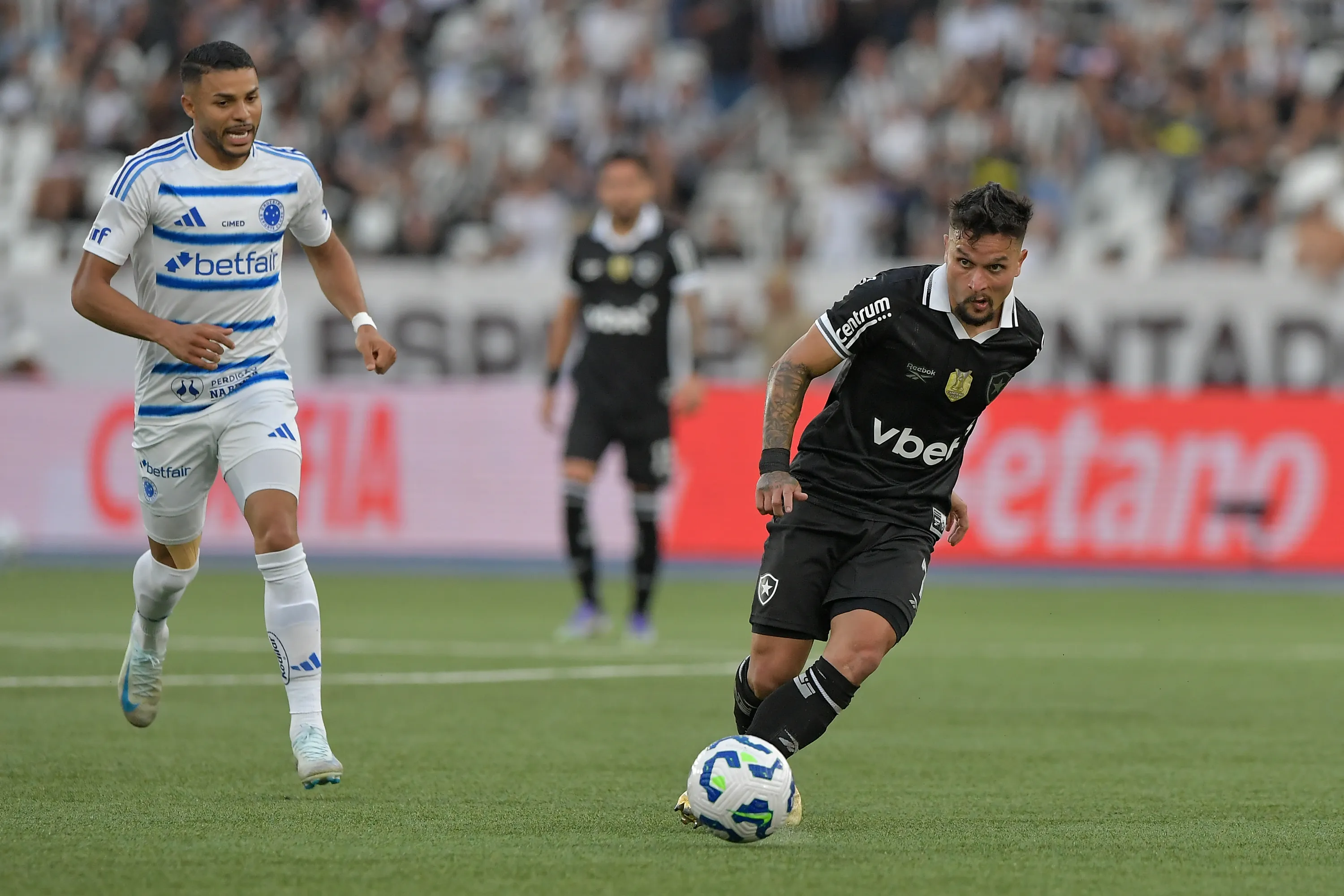 Artur jogador do Botafogo durante partida contra o Cruzeiro no estadio Engenhao pelo campeonato Brasileiro A 2025. Foto: Thiago Ribeiro/AGIF