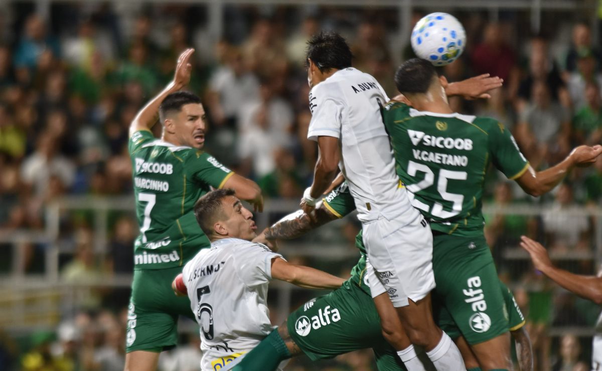 Santos vacila na defesa, Chapecoense aproveita e aplica goleada de 4 a 2 na estreia do Brasileirão