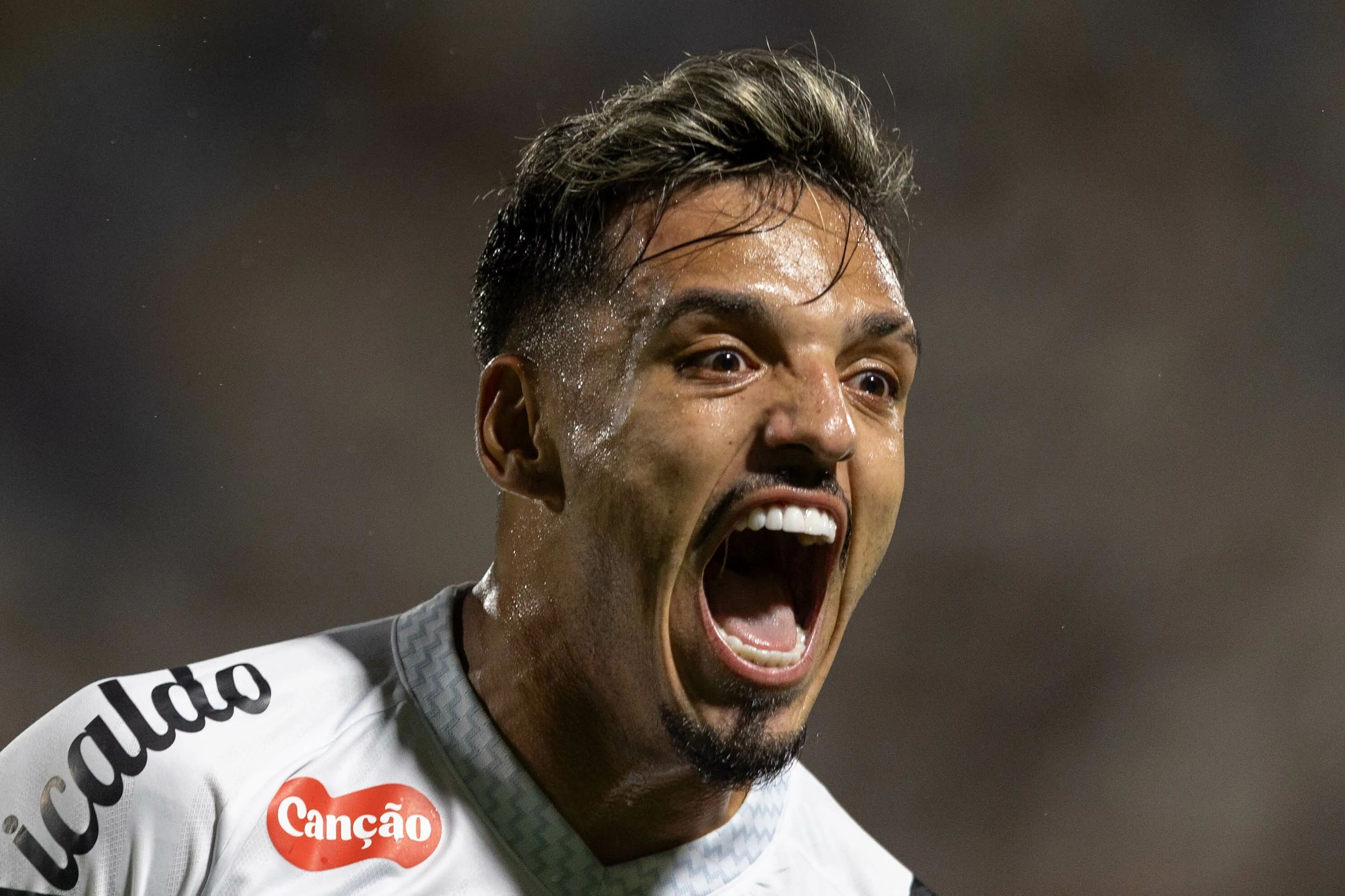Gabriel Menino fez um belo gol no fim do 1º tempo que dava o empate ao Peixe em Chapecó – Foto: Liamara Polli/AGIF
