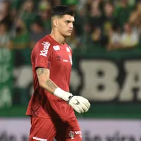Brazão falha, Chapecoense vira e Santos estreia com derrota