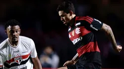 Pedro disputa a bola durante a estreia do Flamengo no Brasileirão
