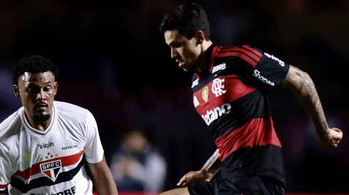 Pedro disputa a bola durante a estreia do Flamengo no Brasileirão
