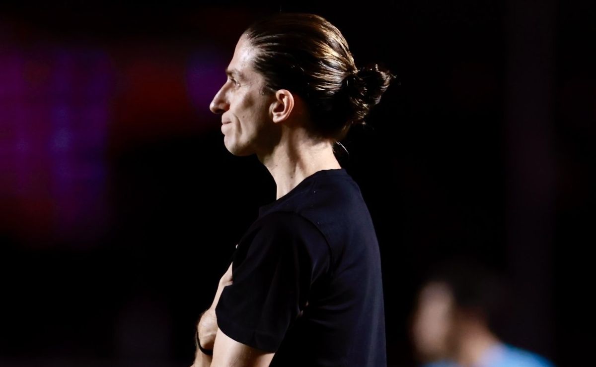 Teimosia ou convicção? Filipe Luís erra em leitura de jogo e Flamengo sofre virada em estreia do Brasileiro