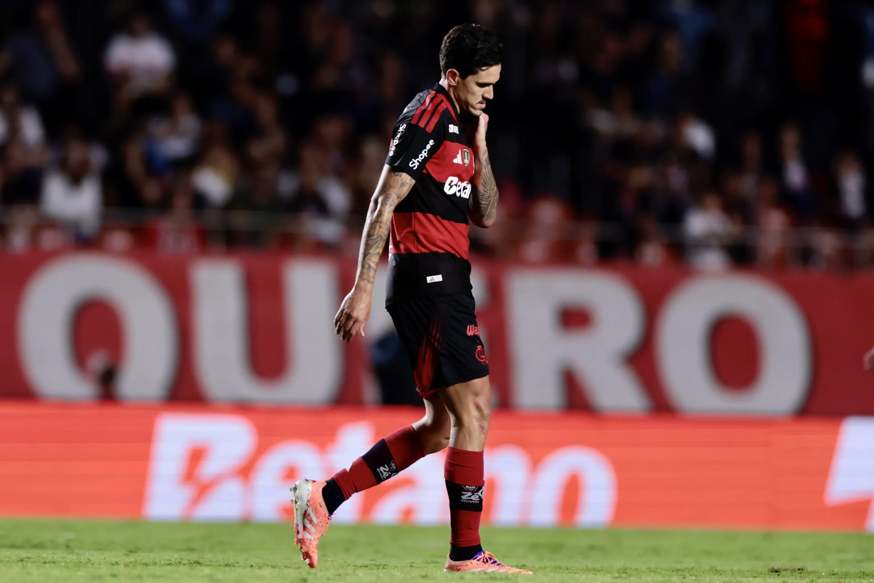 Saída de Pedro, o mais lúcido do ataque, influenciou diretamente em derrota do Mengão para o São Paulo – Foto: Marcello Zambrana/AGIF