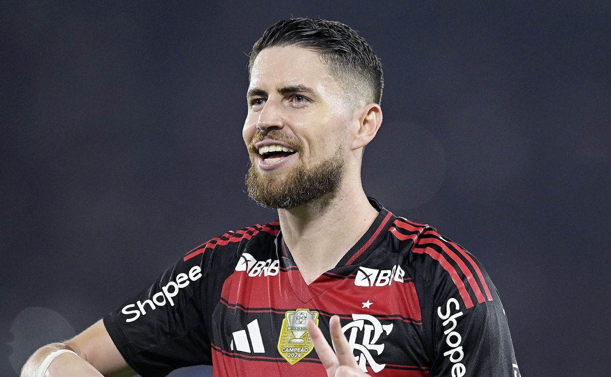 Jorginho reclama muito de pênalti em Arrascaeta no último minuto e é expulso após o fim do jogo