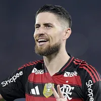 Jorginho reclama muito de pênalti em Arrascaeta
