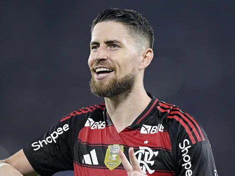 Jorginho reclama muito de pênalti em Arrascaeta