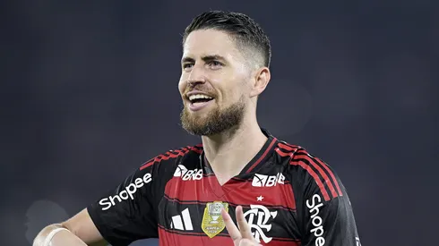 RJ – RIO DE JANEIRO – 22/11/2025 – BRASILEIRO A 2025, FLAMENGO X BRAGANTINO – Jorginho jogador do Flamengo comemora seu gol durante partida contra o Bragantino no estadio Maracana pelo campeonato Brasileiro A 2025. Foto: Alexandre Loureiro/AGIF