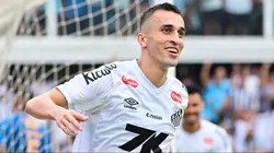SP - SANTOS - 07/12/2025 - BRASILEIRO A 2025, SANTOS X CRUZEIRO - Joao Schmidt jogador do Santos comemora seu gol durante partida contra o Cruzeiro no estadio Vila Belmiro pelo campeonato Brasileiro A 2025. Foto: Jota Erre/AGIF