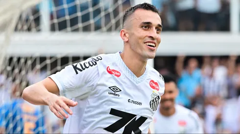 SP – SANTOS – 07/12/2025 – BRASILEIRO A 2025, SANTOS X CRUZEIRO – Joao Schmidt jogador do Santos comemora seu gol durante partida contra o Cruzeiro no estadio Vila Belmiro pelo campeonato Brasileiro A 2025. Foto: Jota Erre/AGIF