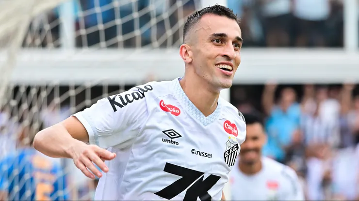 SP - SANTOS - 07/12/2025 - BRASILEIRO A 2025, SANTOS X CRUZEIRO - Joao Schmidt jogador do Santos comemora seu gol durante partida contra o Cruzeiro no estadio Vila Belmiro pelo campeonato Brasileiro A 2025. Foto: Jota Erre/AGIF