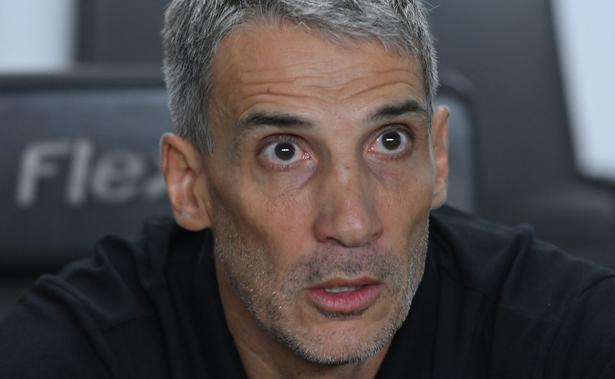 Vojvoda não sem contém após derrota do Santos para Chapecoense e antecipa chegada de Rony