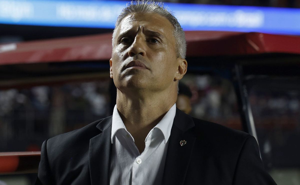 Crespo detalha situação de Alisson e sinaliza uma nova chance ao meio-campista: “se estiver bem, vai jogar