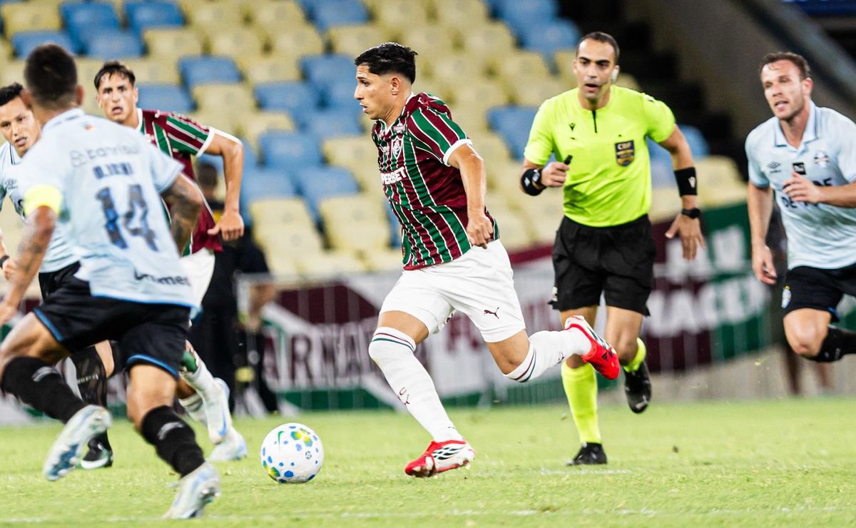 Zubeldía destaca versatilidade de Savarino ao planejar escalação do venezuelano no Fluminense: “Não é normal”