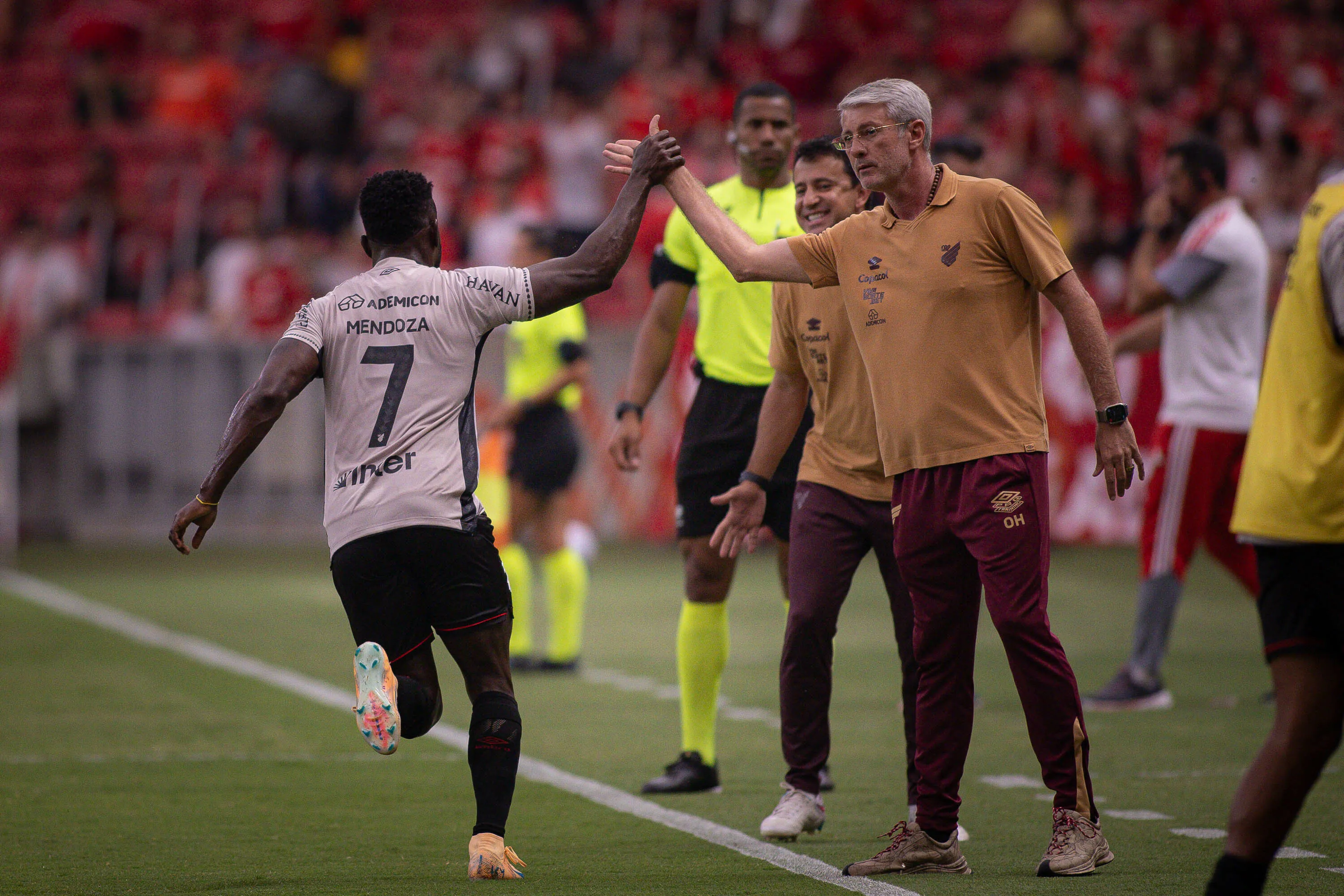 Odair comemorando gol de Mendoza. Foto: Maxi Franzoi/AGIF