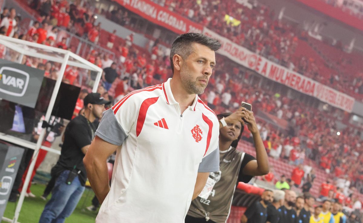 Pezzolano admite elenco curto do Internacional após estreia com derrota no Brasileirão para o Athletico