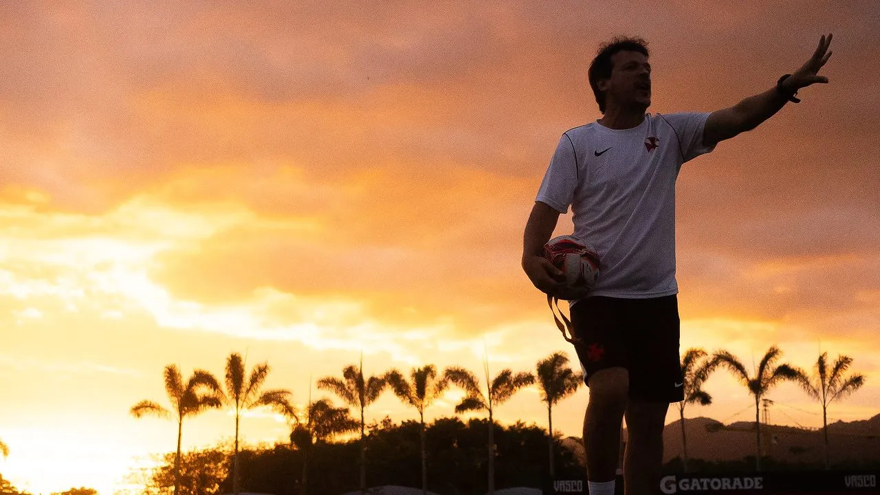 Diniz comanda treino no CT Moacyr Barbosa – Dikran Sahagian/Vasco