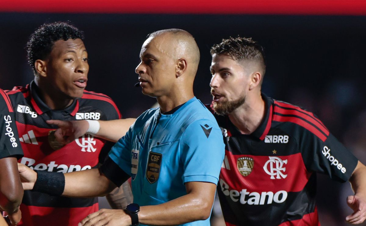 Decisão de Wilton Pereira Sampaio em São Paulo x Flamengo no lance com Arrascaeta é aprovada por Simon