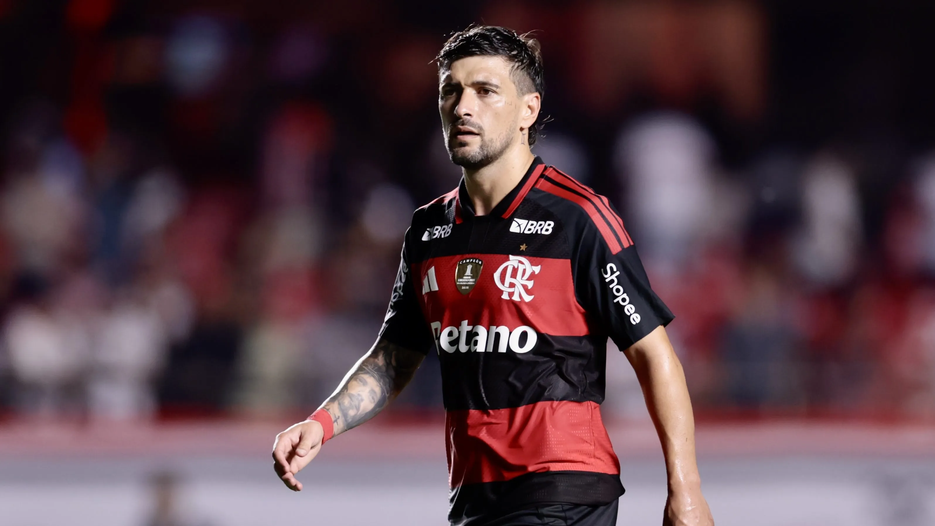 Arrascaeta reclamou de um pênalti não marcado - Foto: Marcello Zambrana/AGIF.