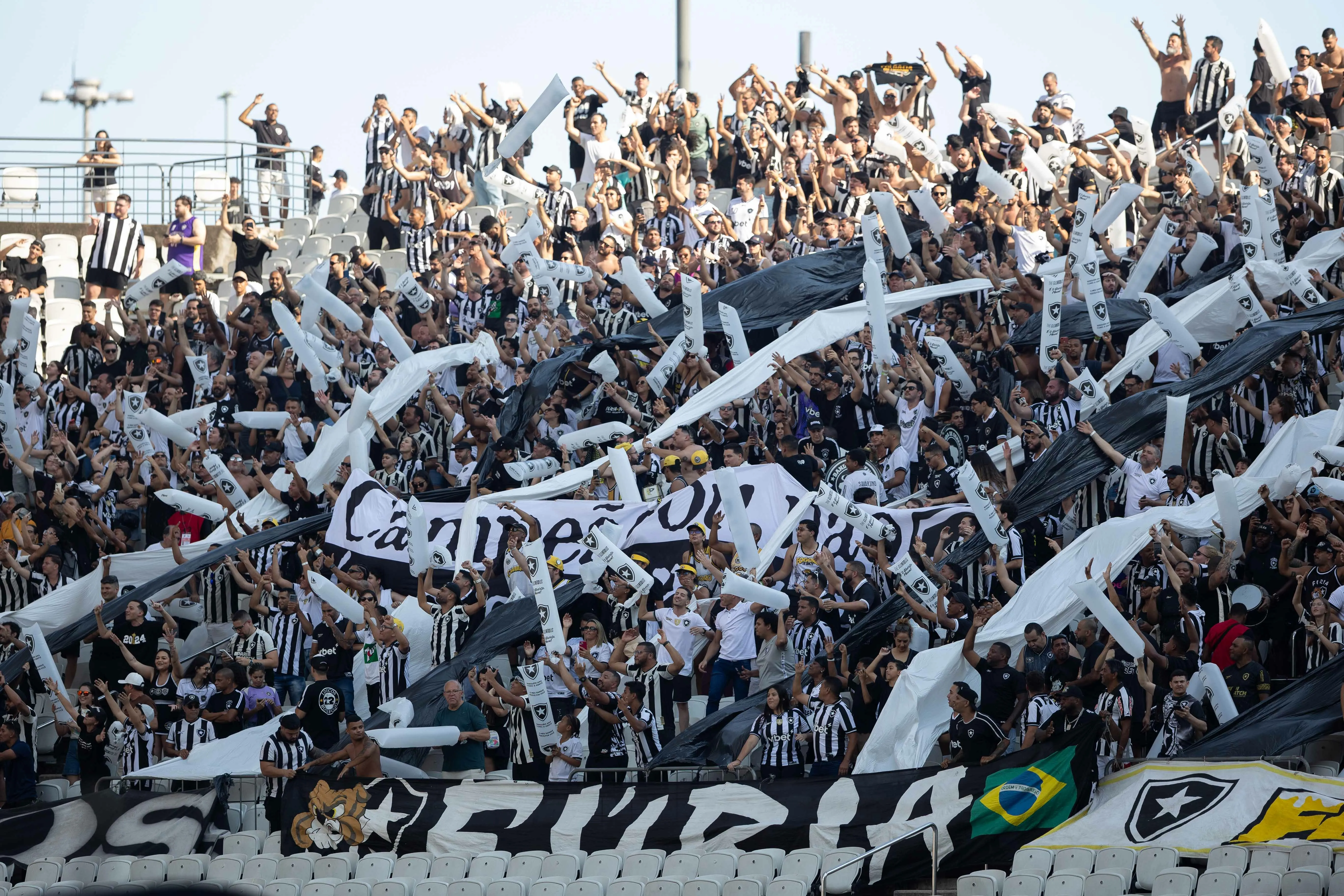 SP – SAO PAULO – 30/11/2025 – BRASILEIRO A 2025, CORINTHIANS X BOTAFOGO – Torcida do Botafogo durante partida contra Corinthians no estadio Arena Corinthians pelo campeonato Brasileiro A 2025. Foto: Joisel Amaral/AGIF