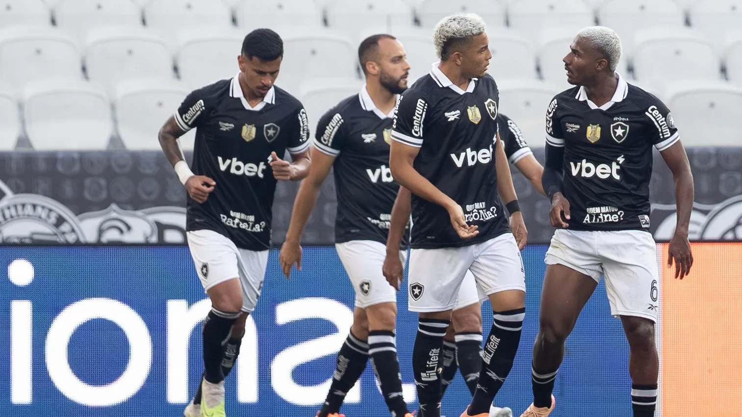 SP – SAO PAULO – 30/11/2025 – BRASILEIRO A 2025, CORINTHIANS X BOTAFOGO – jordan Barrera  e cuiabano jogadores do Botafogo comemoram  empate  durante partida contra o Corinthians no estadio Arena Corinthians pelo campeonato Brasileiro A 2025. Foto: Joisel Amaral/AGIF