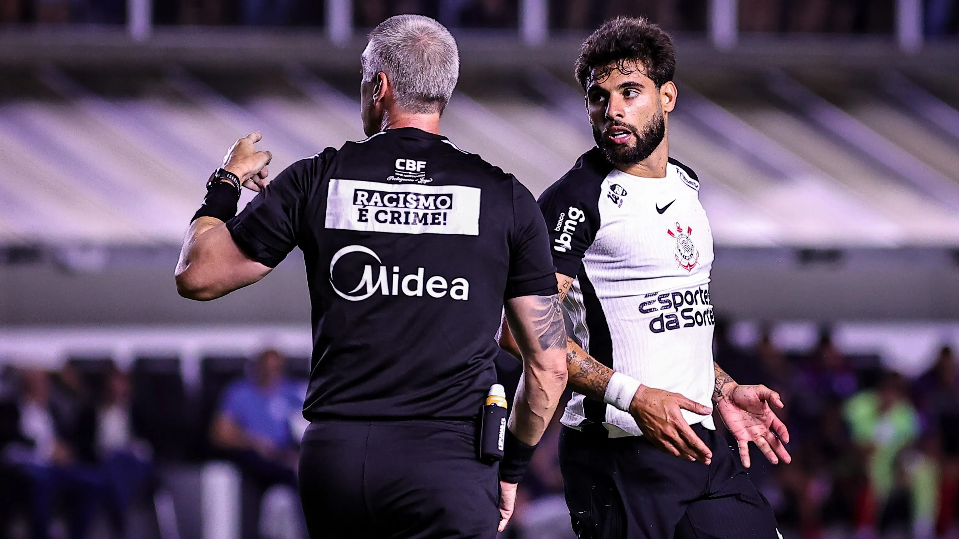 SP – SANTOS – 28/01/2026 – BRASILEIRO A 2026, CORINTHIANS X BAHIA – Yuri Alberto jogador do Corinthians reclama com a arbitragem durante partida contra o Bahia no estadio Vila Belmiro pelo campeonato Brasileiro A 2026. Foto: Fabio Giannelli/AGIF