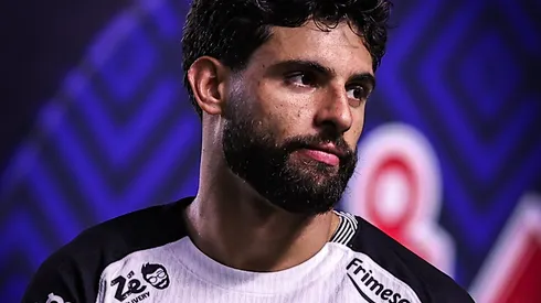 SP – SANTOS – 28/01/2026 – BRASILEIRO A 2026, CORINTHIANS X BAHIA – Yuri Alberto jogador do Corinthians durante execucao do hino nacional antes da partida contra o Bahia no estadio Vila Belmiro pelo campeonato Brasileiro A 2026. Foto: Fabio Giannelli/AGIF