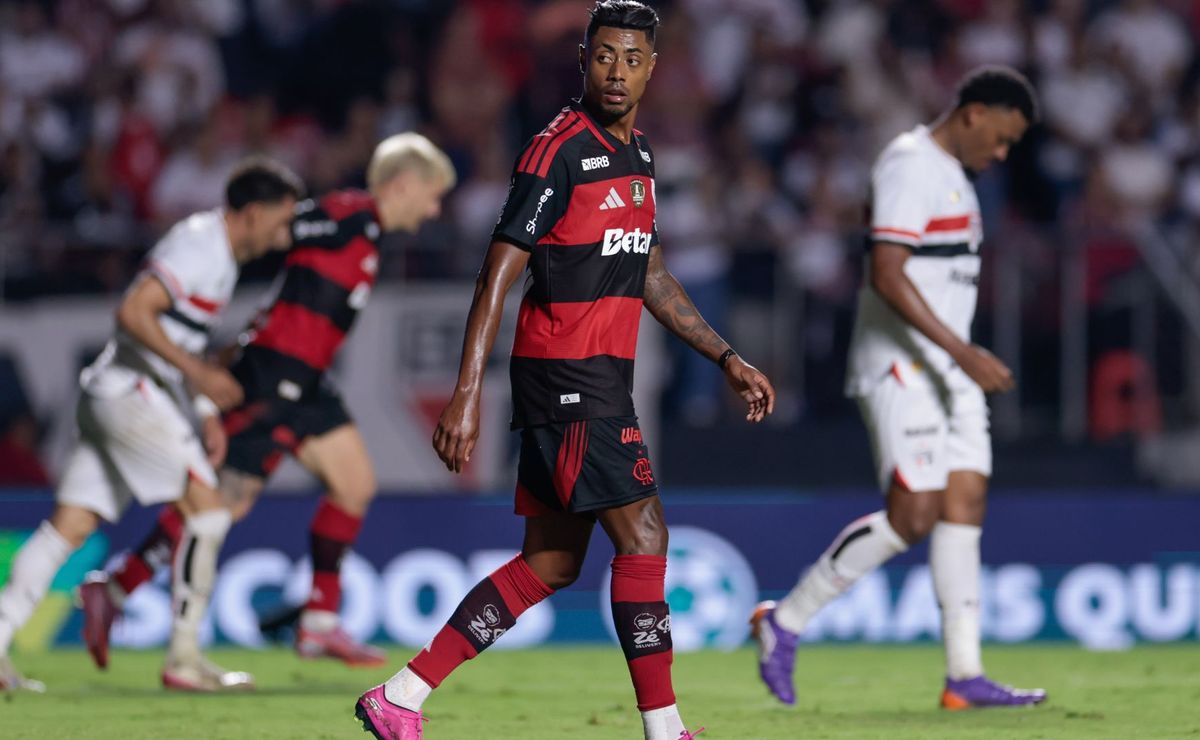 Ex-árbitros divergem sobre lance reclamado pelo Flamengo como pênalti contra o São Paulo