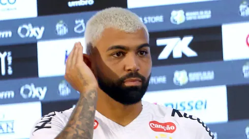 Gabriel Barbosa(Gabigol) posa para fotos durante sua apresentação oficial