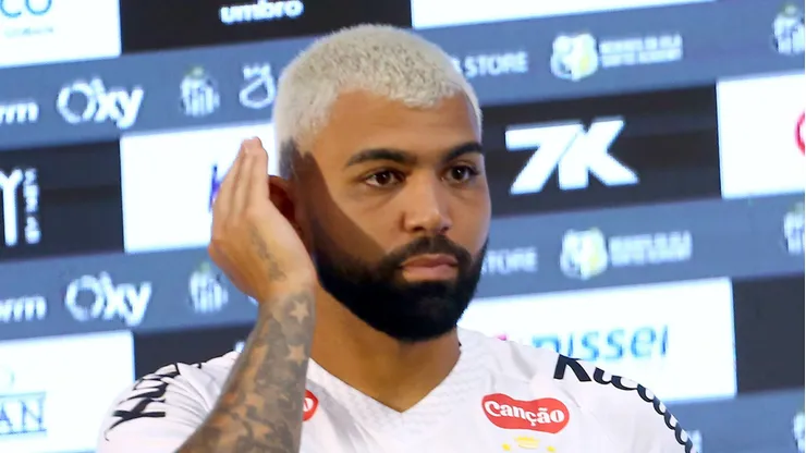 Gabriel Barbosa(Gabigol) posa para fotos durante sua apresentação oficial