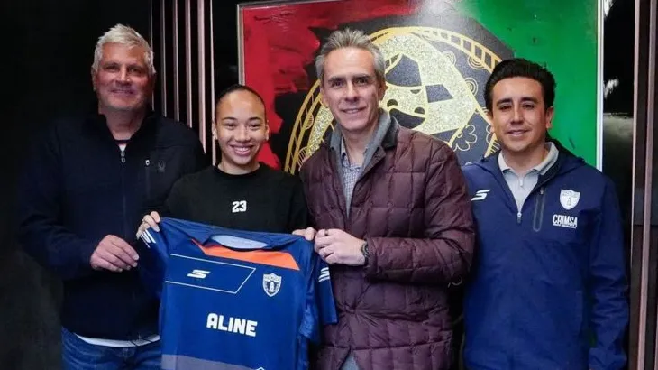 Aline Gomes com diretores do Pachuca, do México