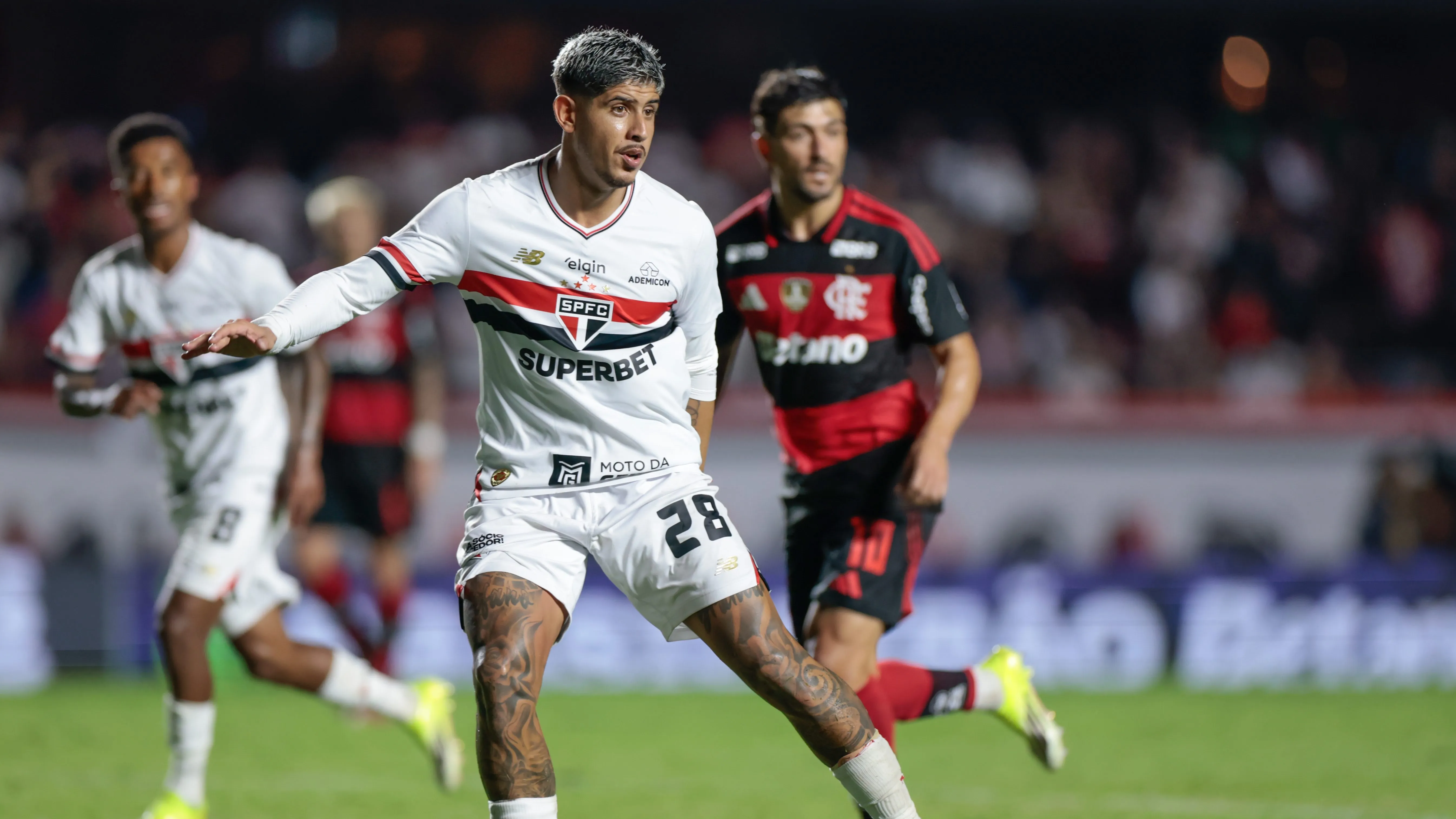 Alan Franco disputou o lance com Arrascaeta - Foto: Marcello Zambrana/AGIF.