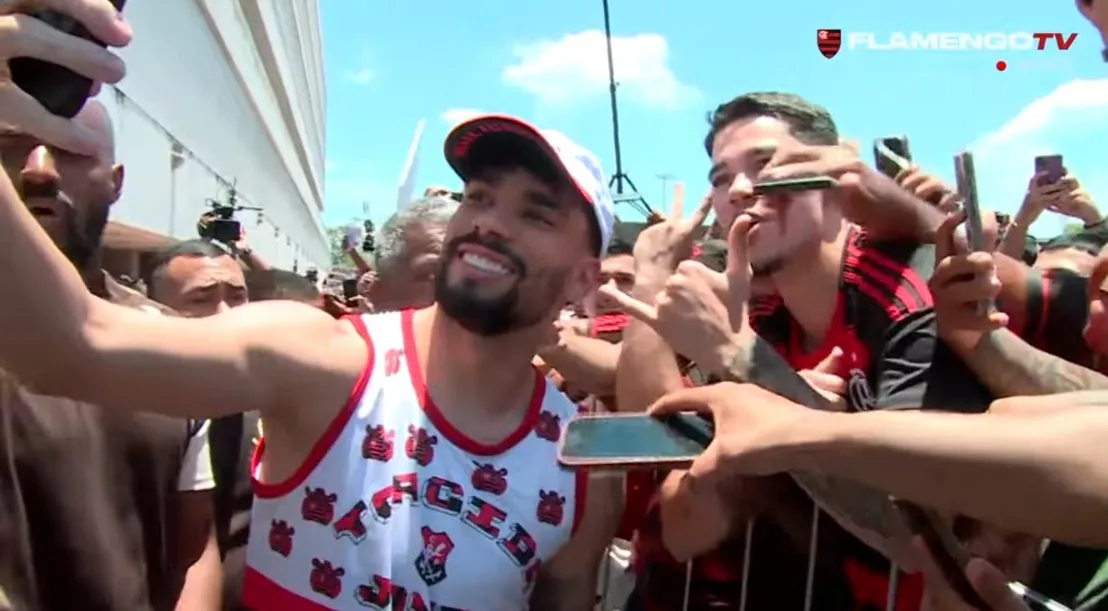 Lucas Paquetá no Aeroporto Galeão. Foto: Reprodução Flamengo TV