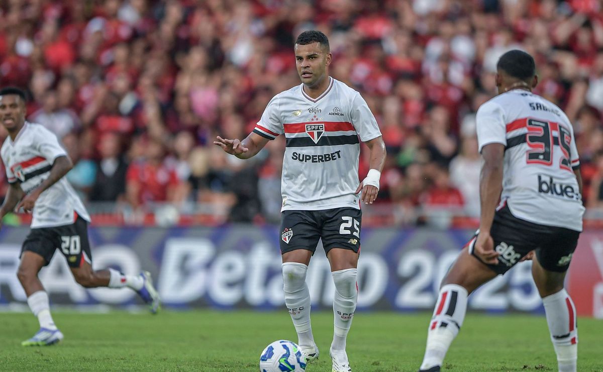 Alisson enfrenta rejeição da torcida, mas São Paulo articula reintegração de jogador com apoio de elenco