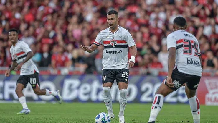 Alisson enfrenta rejeição da torcida, mas São Paulo articula reintegração de jogador com apoio de elenco - Thiago RibeiroAGIF