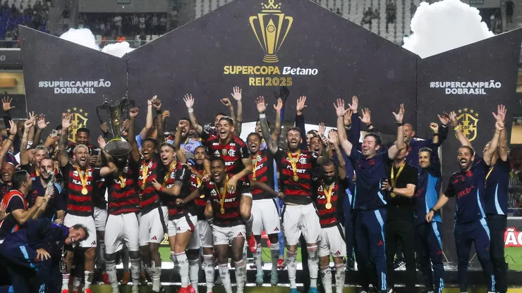 PA - BELEM - 02/02/2025 - SUPERCOPA 2025, FLAMENGO X BOTAFOGO - Jogadores do Flamengo comemoram titulo de campeao apos partida contra o Botafogo no estadio Mangueirao pela decisao do campeonato Supercopa 2025. Foto: Fernando Torres/AGIF