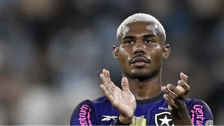 Cuiabano em campo pelo Botafogo.