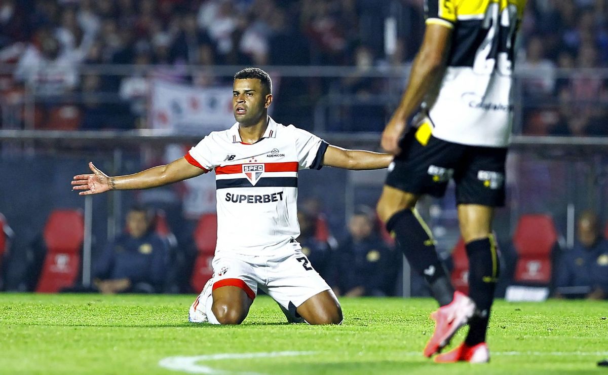 Às vésperas da Supercopa, Paquetá e Alisson expõem realidades opostas de Flamengo e Corinthians